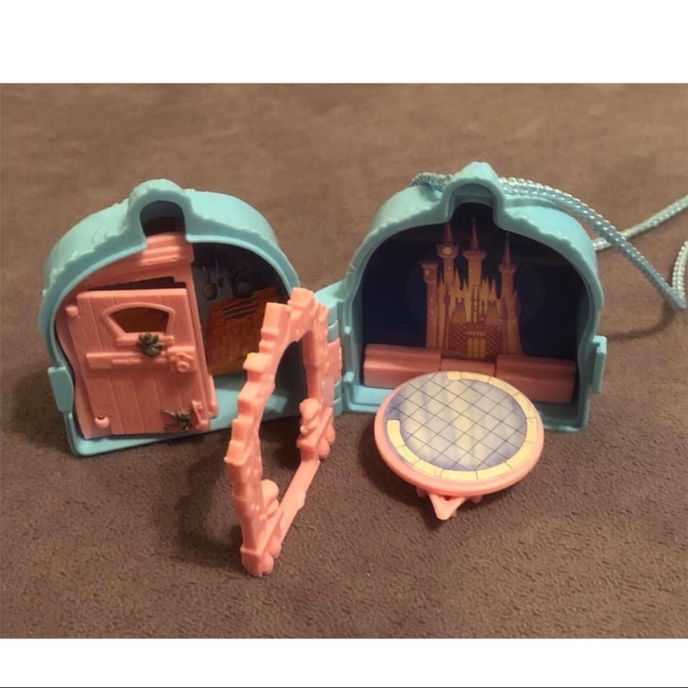 Disney- Princess Cinderella play set & necklace “Once Upon A Time” (bundle) - Picture 7 of 12
